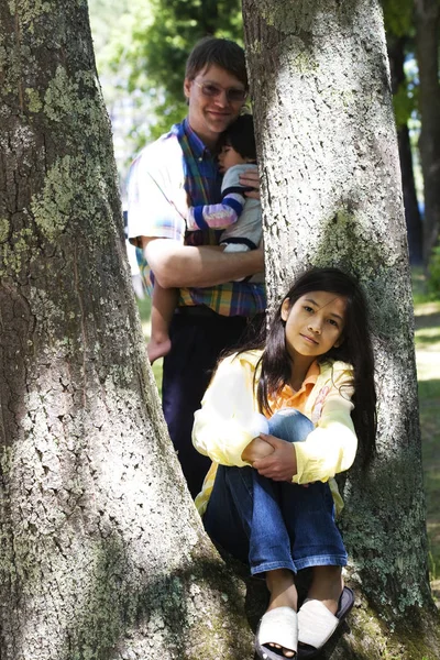 배경에 가족과 나무에 — 스톡 사진