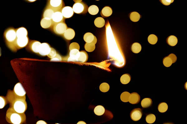 Uma Lâmpada Diwali Tradicional Acesa Fundo Muitas Outras Lâmpadas Diwali — Fotografia de Stock