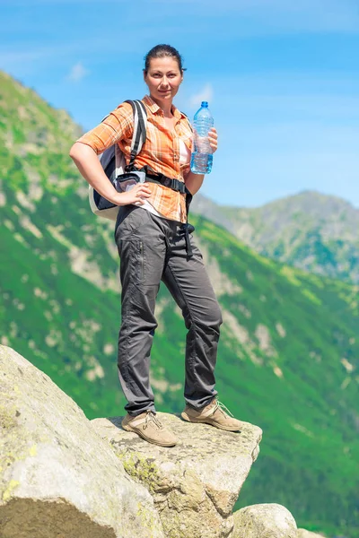 Turista Con Uno Zaino Donna Con Una Bottiglia Acqua Alta — Foto Stock