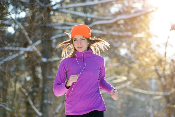 Młoda Kobieta Biegająca Pięknym Zimowym Lesie Słoneczny Mroźny Dzień Koncepcja — Zdjęcie stockowe