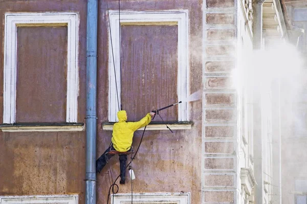 Schoonmaakdienst Personeel Wassen Oude Gebouw Gevel — Stockfoto