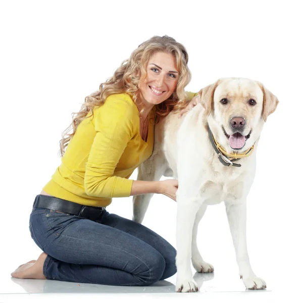 快乐的女孩与她的狗被隔绝在白色背景上的肖像 — 图库照片