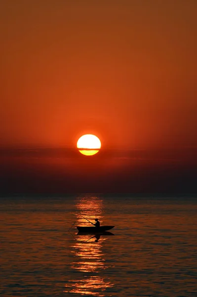 Visser Boot Vist Bij Zonsondergang — Stockfoto