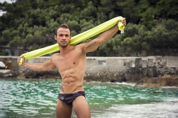 Ελκυστική Shirtless Muscleman Στην Παραλία Κολυμπώντας Κοστούμι Πετσέτα Στη Μυϊκή — Φωτογραφία Αρχείου