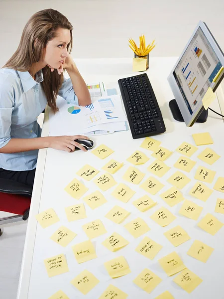 Mujer Negocios Cansada Con Notas Adhesivas Mesa Vista Ángulo Alto — Foto de Stock