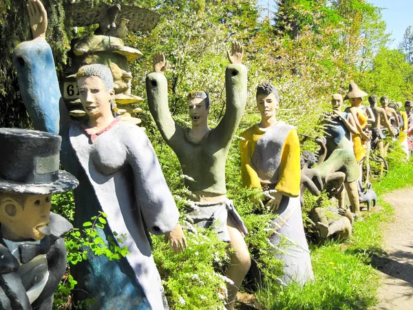 Figuras Divertidas Madera Piedra Sobre Fondo Árboles — Foto de Stock