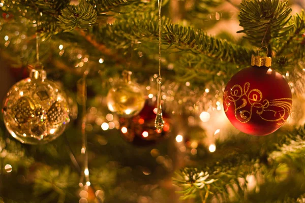 Dekorace Vánočním Stromku Kuličkami Světly Červené Stříbrné — Stock fotografie