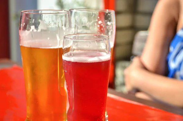 Drei Gläser Bier Ein Bier Wird Mit Saft Gemischt — Stockfoto