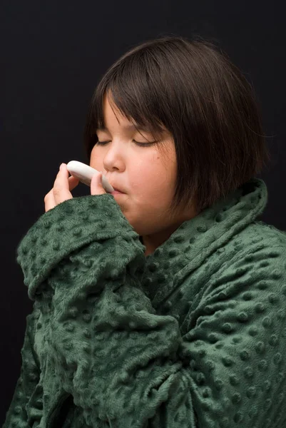 Seorang Gadis Muda Mengambil Suhu Tubuhnya Dengan Termometer — Stok Foto