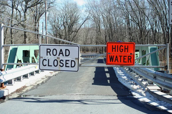 Ein Überflutetes Straßenschild Auf Einer Brücke — Stockfoto