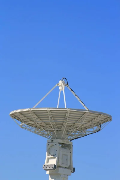 Большая Спутниковая Тарелка Над Чистым Голубым Небом — стоковое фото