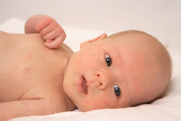 Novorozené Dítě Izolované Bílém Pozadí — Stock fotografie