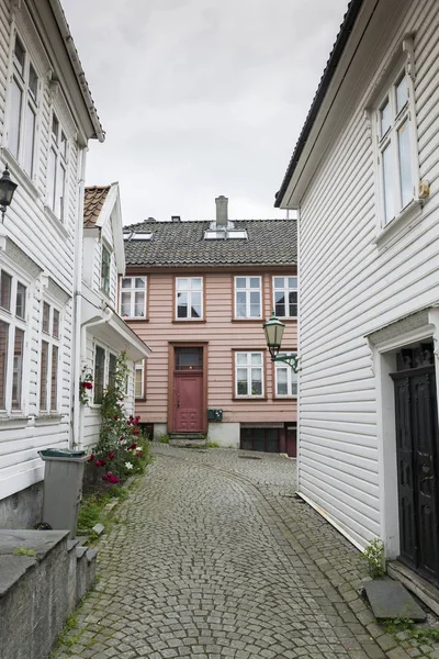 Typische Straße Bergen Norwegen Mit Weißen Hölzern Und Blumen Der — Stockfoto