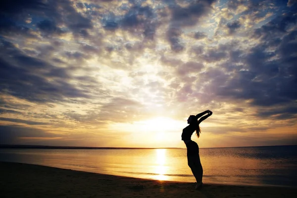 Dame Faisant Exercice Yoga Mer Pendant Coucher Soleil — Photo