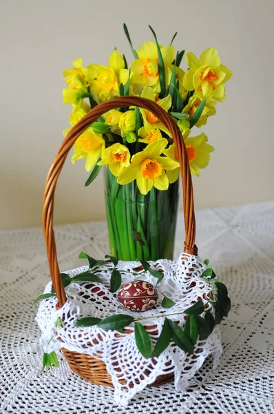 Cesta Con Huevos Pascua Narcisos Sobre Una Mesa — Foto de Stock