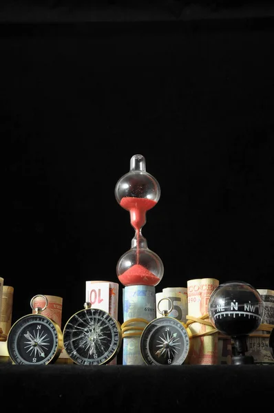 Business Time Concept Dinero Reloj Arena Fondo Negro — Foto de Stock