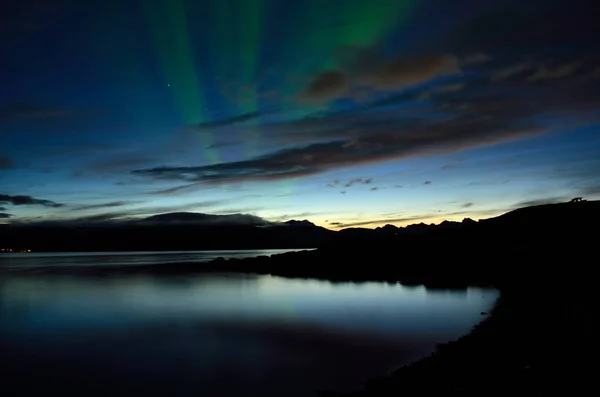 Vackra Aurora Borealis Dansar Över Lugna Fjord Och Berg — Stockfoto