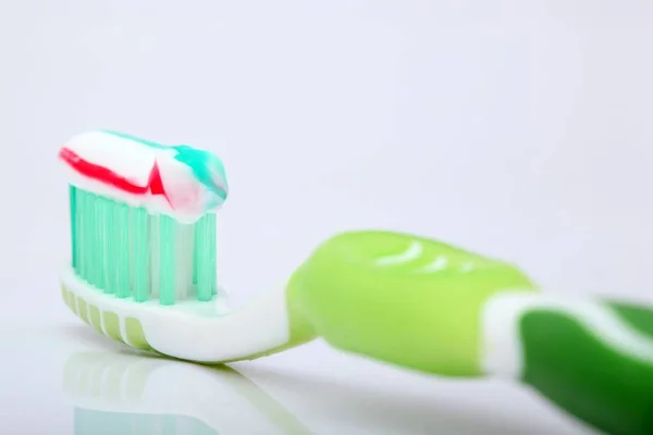 Зубная Паста Зеленой Кисти Крупным Планом Красивым Отражением Белом — стоковое фото