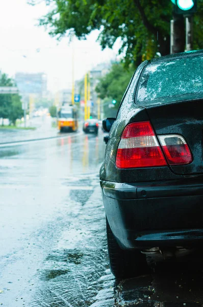 Close Shot Van Een Auto Parkeren Regen Met Onscherpe Achtergrond — Stockfoto