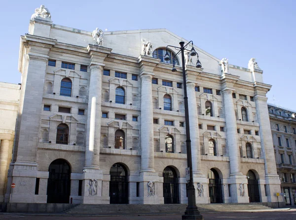 Palazzo Della Borsa Uitwisseling Voortbouwend Dramatische Hemel Milaan Italië — Stockfoto