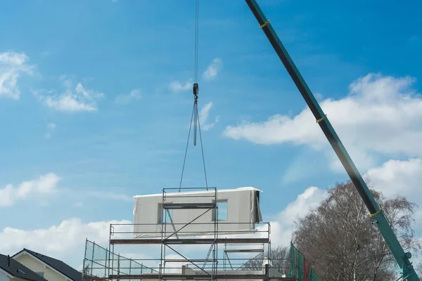 Une Partie Murale Une Maison Préfabriquée Sur Une Grue Contre — Photo