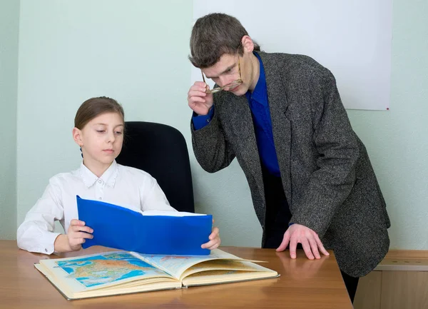 Tutorin Und Schülerin Mit Buch Und Geografischem Atlas — Stockfoto