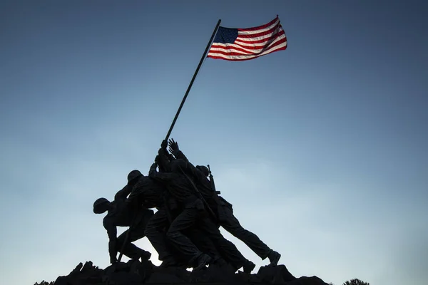 Ledare Washington Monument Silhuett Vietnam Memorial Raising Flagga — Stockfoto