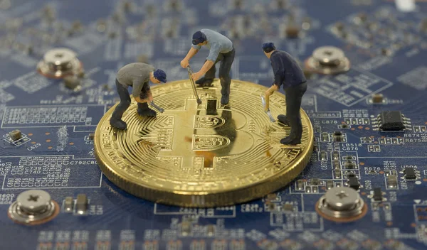 Pequeñas Figuras Del Mundo Minería Bitcoins Placa Impresión Electrónica — Foto de Stock