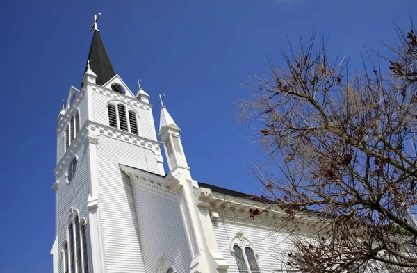 Широкий Кутовий Знімок Білої Церкви Фоном Блакитного Неба — стокове фото