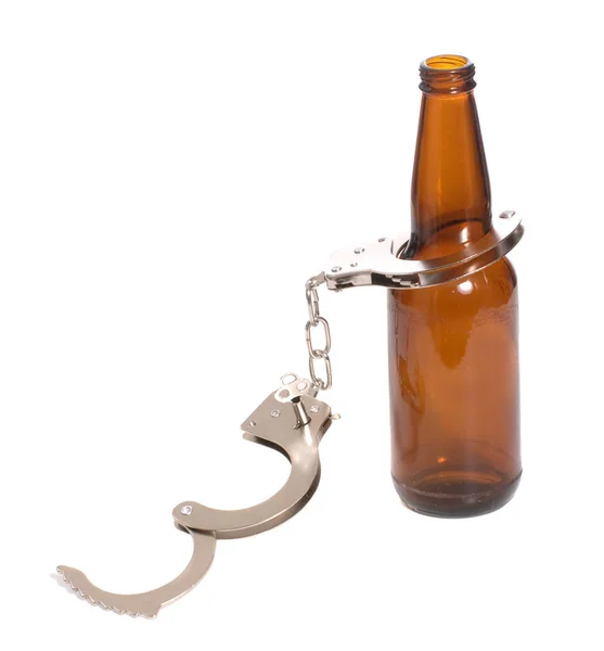 Imagem Conceitual Beber Ilegalmente Com Uma Garrafa Cerveja Par Algemas — Fotografia de Stock