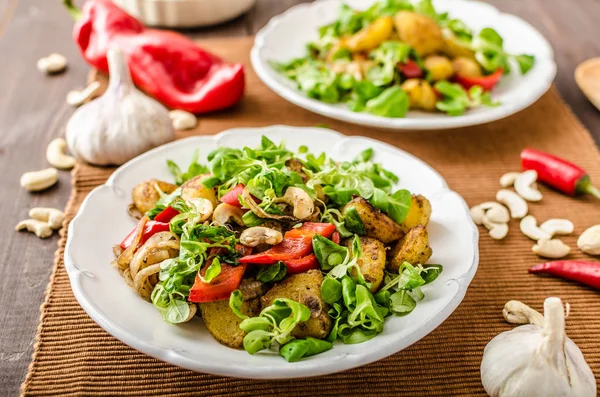 Zomer Aardappelsalade Met Lammeren Sla Noten Weinig Knoflook Geroosterde Paprika — Stockfoto