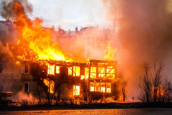 Пожар Старом Деревянном Доме — стоковое фото