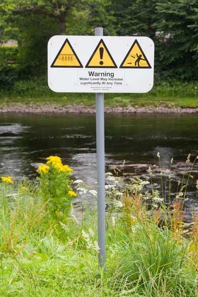 Typische Freiwasserwarnungen Der Nähe Eines Staudamms — Stockfoto
