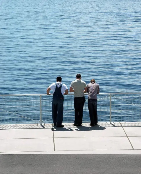 Friends Standing Bridge — Stock Photo, Image