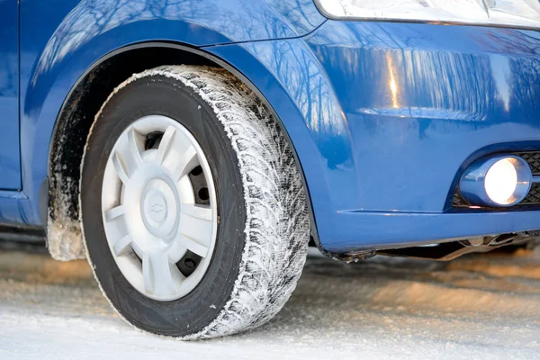 Carro Azul Com Pneus Inverno Estrada Nevado Conduzir Conceito Seguro — Fotografia de Stock