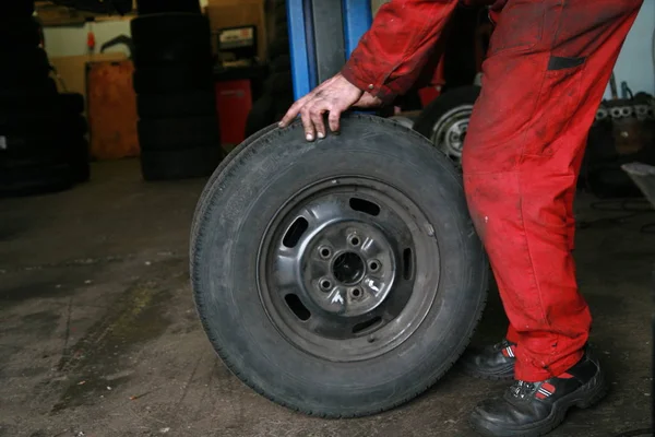 Ein Automechaniker Bei Der Arbeit — Stockfoto