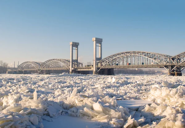 Podul Feroviar Râul Înghețat Ziua Însorită — Fotografie, imagine de stoc