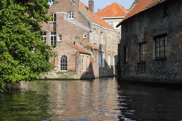 Brugge Kanalı Belçika Üzerinde Tekne Görünümü — Stok fotoğraf