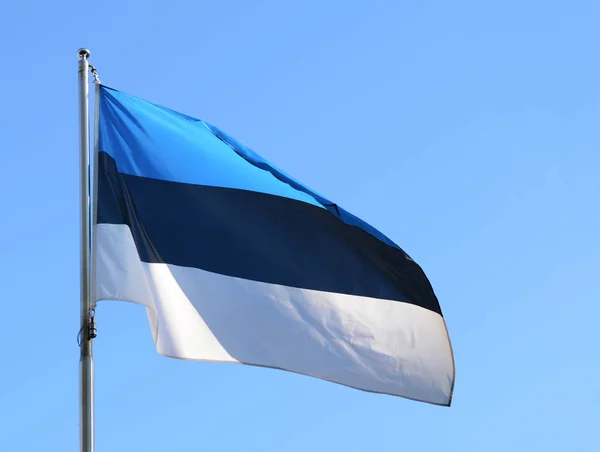 Nationale Vlag Van Estland Vliegt Tegen Een Heldere Blauwe Hemel — Stockfoto