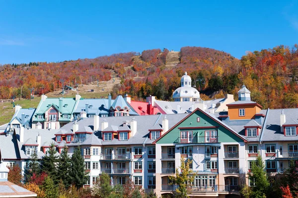 Πολύχρωμο Ξενοδοχεία Mont Tremblant Κεμπέκ Κατά Διάρκεια Του Φθινοπώρου — Φωτογραφία Αρχείου