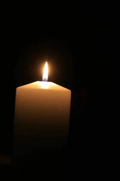 黑色背景的白色燃烧的蜡烛 — 图库照片
