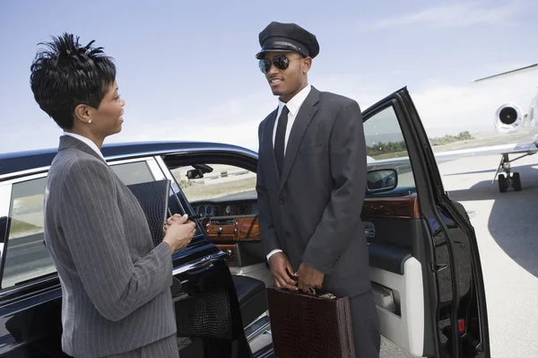 Businesswoman Communicating Driver Airfield — Stock Photo, Image