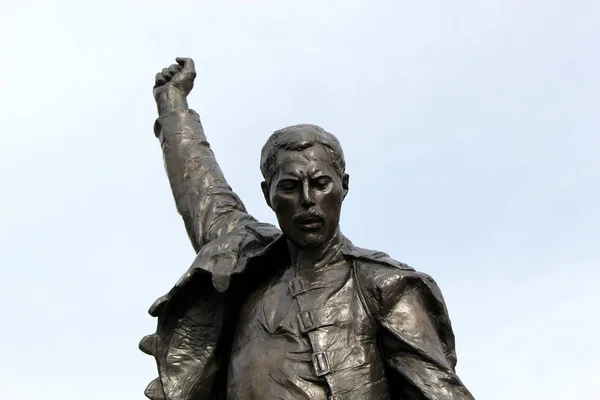 Primer Plano Una Estatua Que Representa Freddie Mercury Bailando Cantando — Foto de Stock