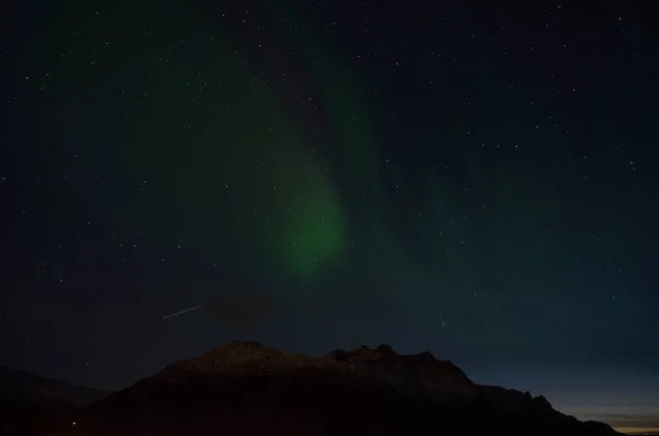 Aurora Boreal Sobre Montaña Otoñal — Foto de Stock