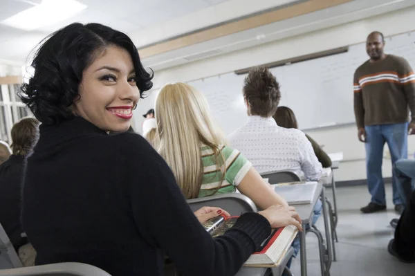 Kvinnlig Student Deltar Föreläsning — Stockfoto