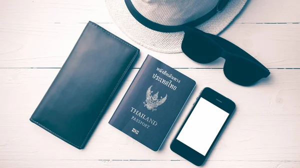 Gafas Sol Sombrero Teléfono Inteligente Pasaporte Sobre Mesa Blanca Estilo — Foto de Stock