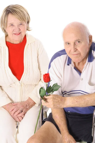 与白种人分离的一对快乐的老夫妇 — 图库照片