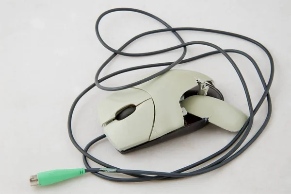 Rozbitá Počítačová Myš Bílém — Stock fotografie