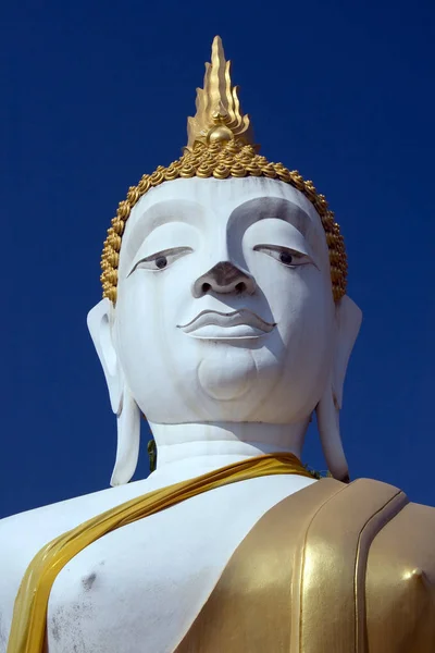 Estátua Branca Dourada Thai Buddha Encontro Céu Azul — Fotografia de Stock