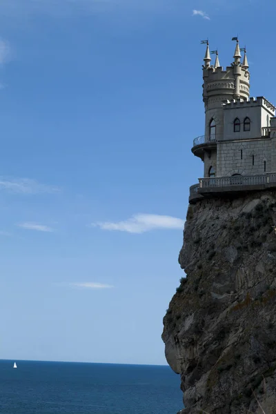 Castelo Junto Mar Está Rocha Altamente Acima Água — Fotografia de Stock